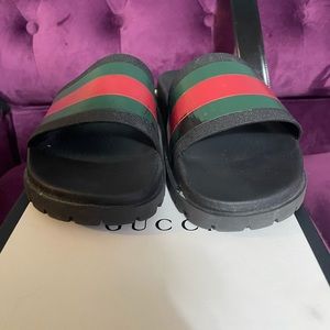 Gucci flip flops size 7 womens